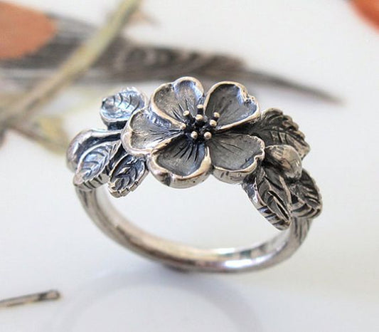 Retro Green Leaf Flower Ring – Unisex Antique Silver Blooming Bud Design